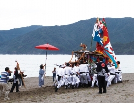 興津八幡宮宮船、神輿の激突.jpg