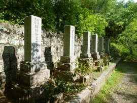 六志士の墓.jpg